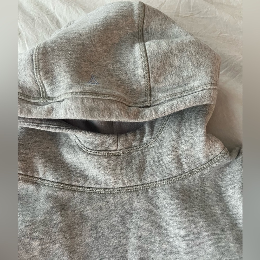 Iviva hooded girls shirt. Great condition. Size 12